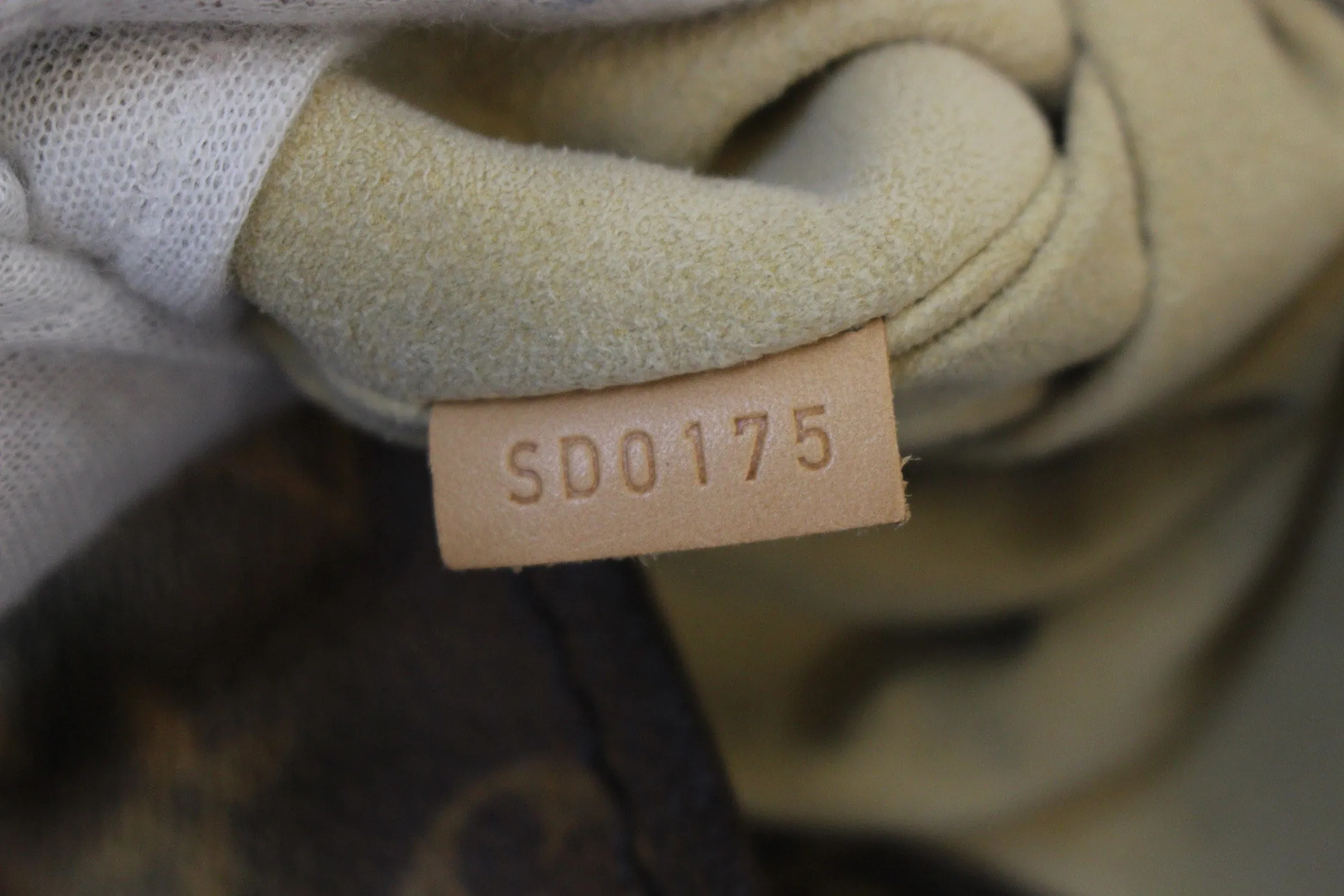 LOUIS VUITTON Artsy Handbag MM Monogram Canvas Tote