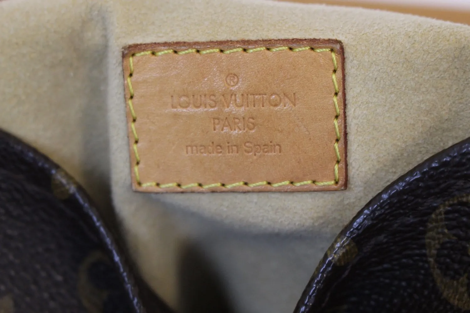 LOUIS VUITTON Artsy MM Monogram Canvas Tote Handbag