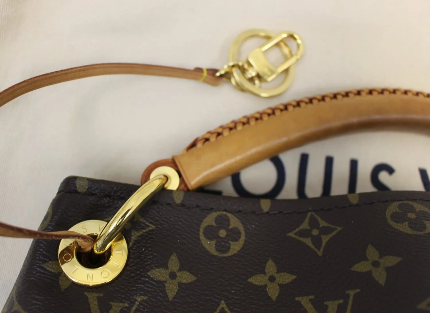 LOUIS VUITTON Monogram Canvas Artsy MM Brown Shoulder Bag