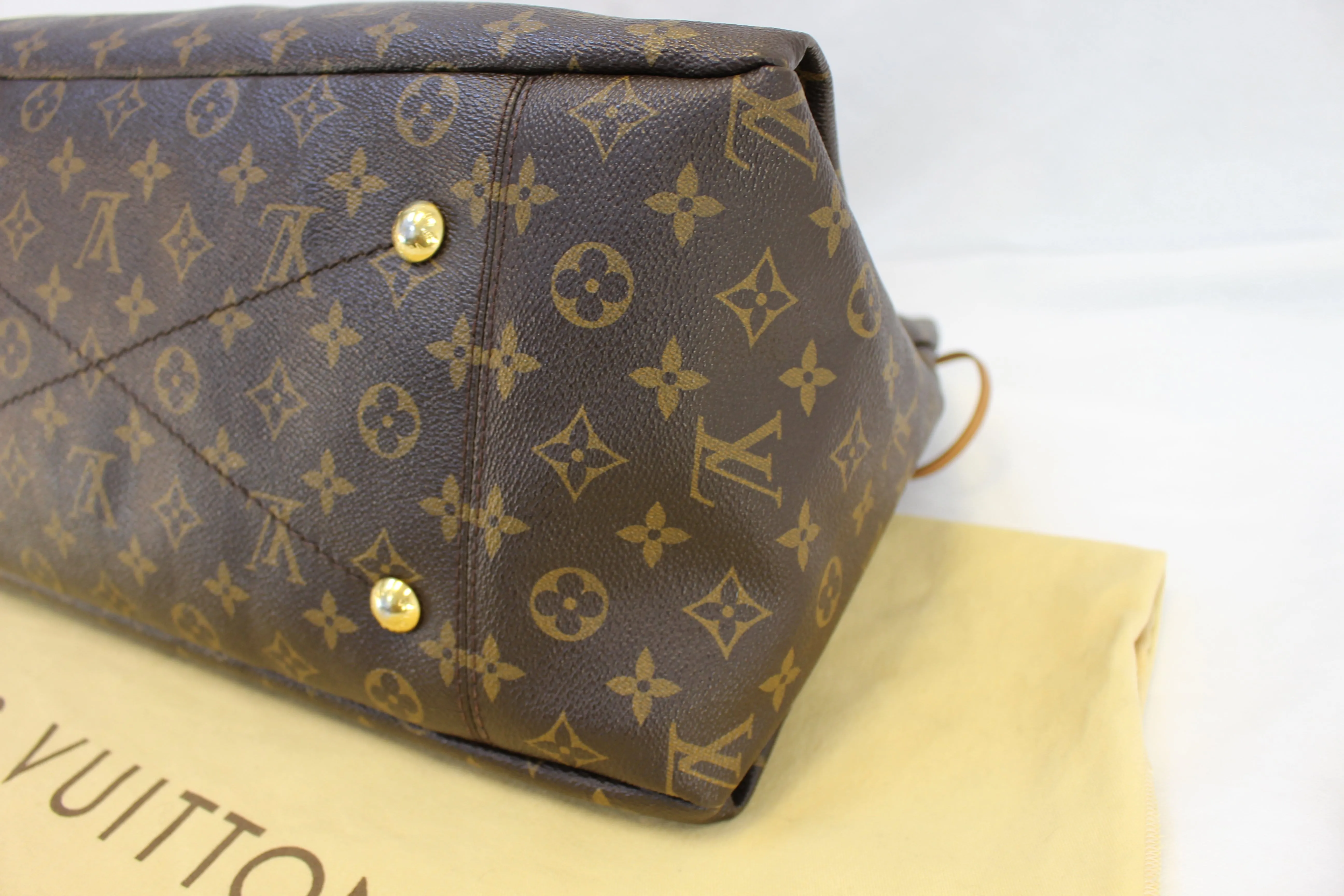 LOUIS VUITTON Monogram Canvas Artsy MM Shoulder Bag