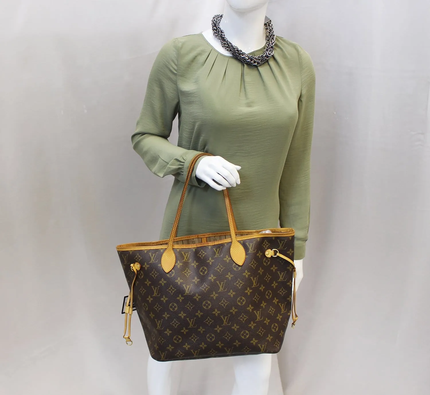 LOUIS VUITTON Monogram Neverfull MM Tote Shoulder Bag
