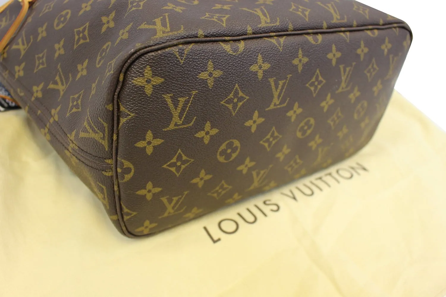 LOUIS VUITTON Monogram Neverfull MM Tote Shoulder Bag